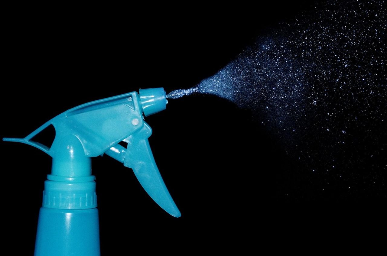 découvrez notre gamme de nettoyants ménagers efficaces pour une maison propre et saine. produits adaptés à toutes les surfaces et besoins.
